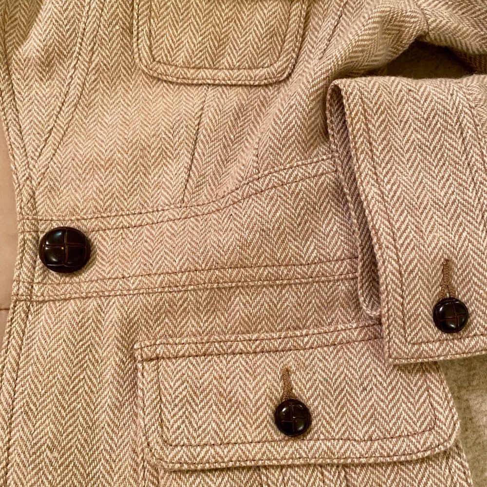 Adorable tweed blazer in beautiful condition!